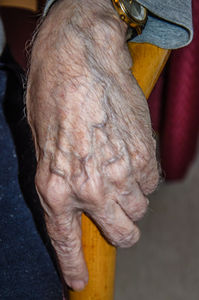Alte Hand: Aktivitäten halten Gehirn auf Trab (Foto: pixelio.de, Karin Bangwa)