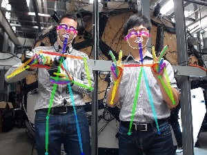 Strichmännchen: Die Künstliche Intelligenz erkennt die Haltung (Foto: cmu.edu)