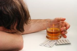 Alkohol und Tabletten: Depression nach Missbrauch (Foto: Jorma Bork, pixelio.de)
