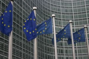 EU-Fahnen: neue Richtlinien für Datenschutz (Foto: Schmuttel, pixelio.de)