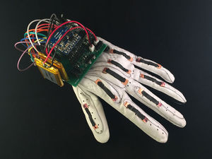 Handschuh: Dieser ist mit flexiblen Sensoren ausgestattet (Foto: ucsd.edu)