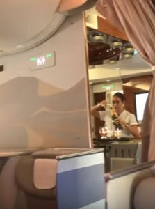 Champagner: Stewardess kippt Glas zurück in die Flasche (Foto: youtube.com)