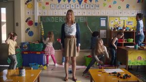 Booking.com-Werbung: Lehrerin träumt sich in den Urlaub (Foto: youtube.com)