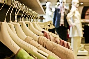 Kleiderbügel: Kaufrausch durch starken Stress (Foto: markusspiske, pixabay.com)