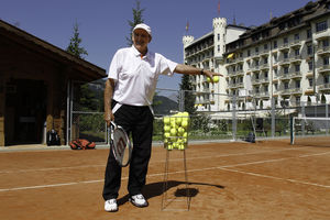 Roy Emerson unterrichtet im Gstaad Palace (Foto: Gstaad Palace)