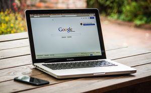 Laptop: Google im Kritikhagel von allen Seiten (Foto: 377053, pixabay.com)