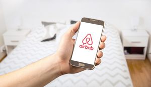Handy mit Airbnb: Hotels feuern auf Airbnb (Foto: TesoVesalainen, pixabay.com)