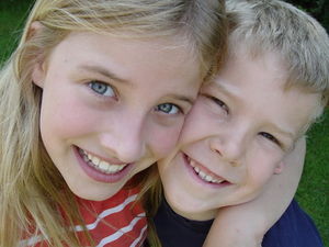 Geschwister: unterschiedlich widerstandsfähig (Foto: pixelio.de, Heike Berse)