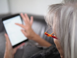 Online: Inhalte sind oft nicht vorurteilsfrei (Foto: Petra Bork, pixelio.de)