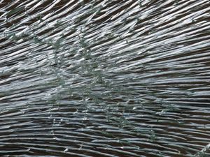 Risse: Forscher wollen Dynamik verstehen (Foto: Dieter Schütz, pixelio.de)