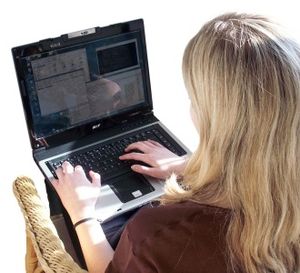 Frau am Laptop: Spyware outet Jugendliche (Foto: Barbara Eckholdt, pixelio.de)
