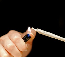 Joint anzünden: Marihuana schädigt Nieren nicht (Foto: Petra Bork, pixelio.de)