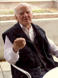 Älterer Herr: Instinkt für Gefahr bleibt bestehen (Foto: pixelio.de/moni.sertel)