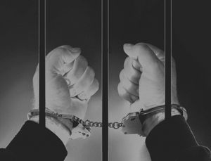 Hinter Gittern: Jugendliche begehen oft Sexualstraftaten (Foto: Rike/pixelio.de)