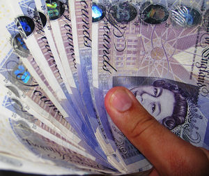 Pfunde: Jobeinsteiger bekommen mehr Geld (Foto: Images Money, flickr.com)