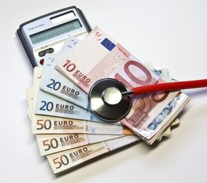 Stethoskop auf Geld: Krankenkassen im Plus (Foto: Thorben Wengert, pixelio.de)