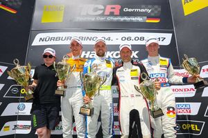 Hari Proczyk (4. v.l.) fuhr am Nürburgring auf das Podest (Bild: ADAC TCR)