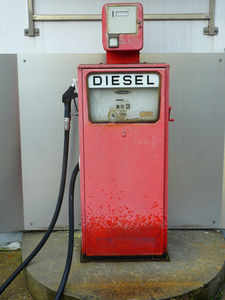 Diesel-Zapfsäule: Experten fordern höhere Steuern (Foto: pixelio.de/Shotfactory)