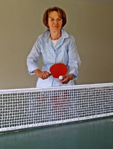 Seniorin beim Tischtennis: Sport hält geistig fit (Foto: pixelio.de/RainerSturm)
