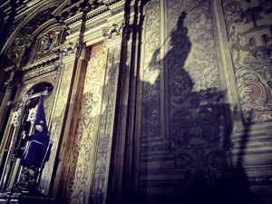 Schatten in Kirche: Christen mit Angst konfrontiert (Foto: josemdelaa, pixabay)
