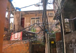 Netz in Brasilien: Stromleitungen in einer Favela (Foto: flickr.com/AHLN)