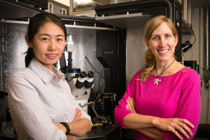 Chiral-Forscherinnen Y. Zhao (l.) und J. Dionne (Foto: Aaron Kehoe/stanford.edu)