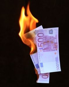 Verbranntes Geld: kaum Bewusstsein vorhanden (Foto: pixelio.de, Rainer Sturm)