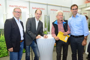 Hoher Messebesuch bei Dieter Schelling (2.v.l) Foto: VLK/W.Micheli