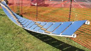 Spiegelkette des neuen Solarturmkraftwerks (Foto: bit.ly/2xQvPEu) Spiegelkette des neuen Solarturmkraftwerks (Foto: bit.ly/2xQvPEu)