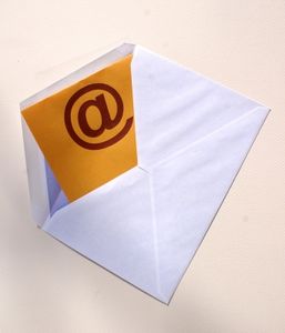 E-Post an Kunden: Für viele ist das unnötig (Foto: S. Hofschlaeger, pixelio.de)