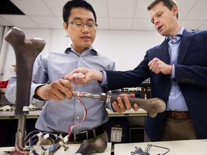 Labortest: Sensoren für hilfreichere Prothesen (Foto: Joseph Xu, umich.edu)