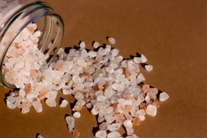 Kristalle aus Himalaya-Salz: macht Produktion billig (Foto: twinili, pixelio.de)