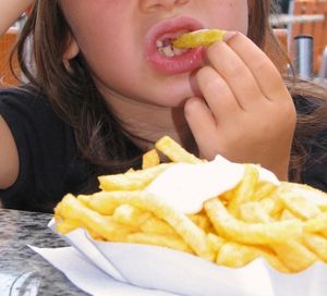 Mädchen mit Pommes und Mayo: Kalorienbombe (Foto: Thommy Weiss, pixelio.de)