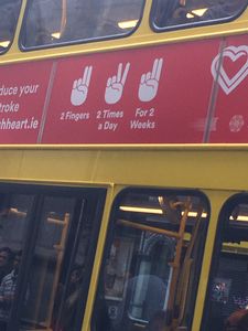 Handzeichen: Gut fürs Herz oder in Gottes Namen (Foto: twitter.com/SexSiopa)