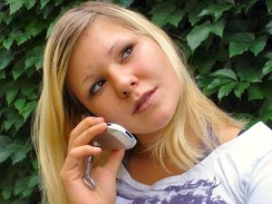 Telefonat: immer mehr Suizidgedanken bei Kindern (Foto: Eva Kaliwoda/pixelio.de)