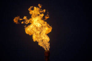Abfackeln von Erdgas: Könnte sich bald erübrigen (Foto: Matthias Krach/pixelio)
