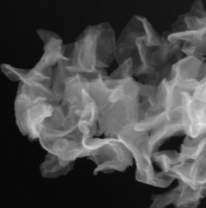 Zerknüllte Nanofolie unter dem Mikroskop (Bild: universityofcalifornia.edu)