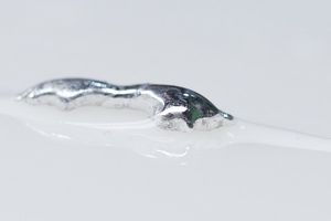 Geniale Spur: Metalltropfen hinterlässt ein Supermaterial (Foto: rmit.edu.au)