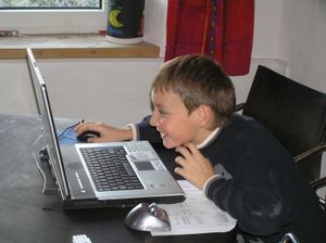 Kind im Netz: Glücksspielseiten locken Kids (Foto: Daniel Stricker, pixelio.de)