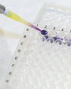 Pipette im Labor: Forscher reduzieren Nebenwirkungen (Foto: idibell.cat)