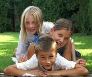 Kinder: lernen bereits früh für später (Foto: Stephanie Hofschlaeger/pixelio.de)