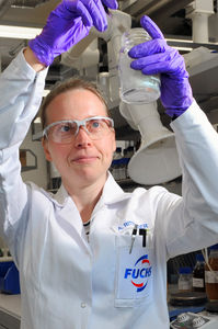 Laboranalyse: Gewinnwarnung schreckt Anleger ab (Foto: fuchs.com)