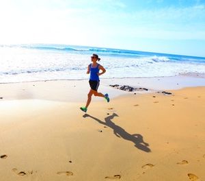 Joggen am Strand: Bewegung beugt Darmkrebs vor (Foto: Julien Christ, pixelio.de)