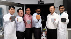 Forscher präsentieren Brandschutz in verschiedenen Farben (Foto: ntu.edu.sg) Forscher präsentieren Brandschutz in verschiedenen Farben (Foto: ntu.edu.sg)