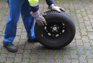 Autoreifen: Wechselbedarf wird erkannt (Foto: pixelio.de/Wandersmann)