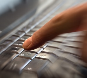 Finger am Anschlag: IT-Profis stark gesucht (Foto: Rainer Sturm, pixelio.de)