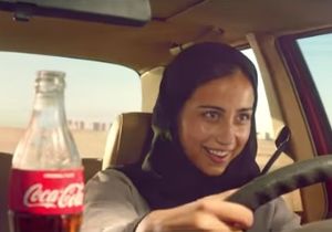 Coca-Cola im Auto: So klappt es mit dem Fahren (Foto: youtube.com)