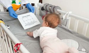 Säugling im Bett: Sensor erkennt Oxytocin (Foto: IPC PAS, Grzegorz Krzyzewski)