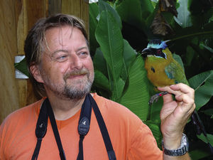 Dr. Christian Schulze mit einem soeben beringten Motmot (Foto: Gallmetzer)