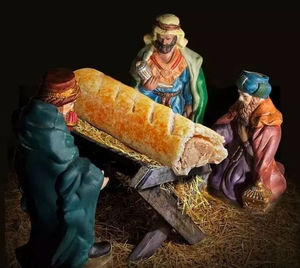 Krippe: Wurstsemmel ersetzt Jesu Christi (Foto: twitter.com/BuzzFeedUK)